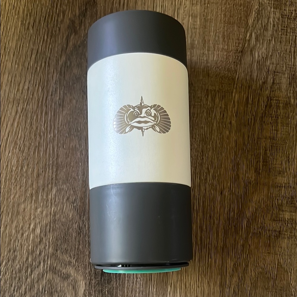 Toadfish white and grey tall can